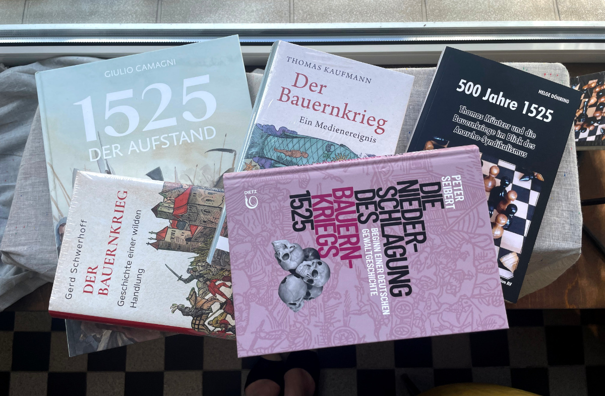 Fünf Bücher zum Deutschen Bauernkrieg nebeneinander